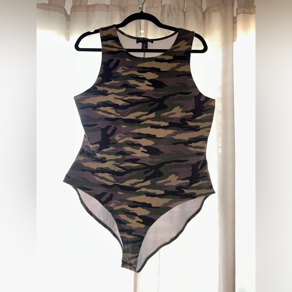 5/$25✨FOREVER 21 + Camo Bodysuit 🖤🤎💚🩶 - Picture 1 of 2